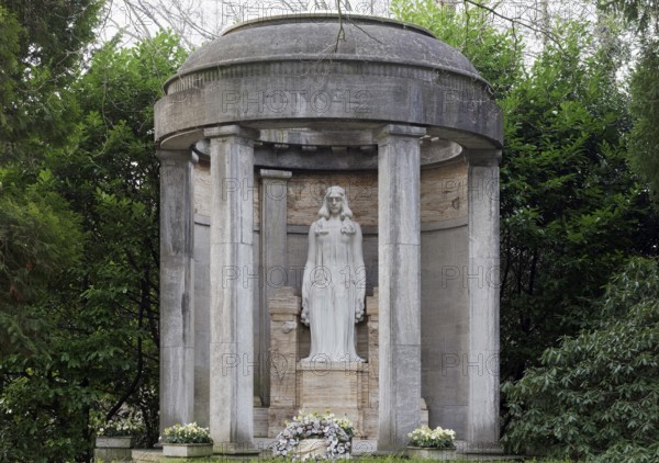 Tomb of the Henkel family of industrialists in the form of a temple, sculpture by Karl Janssen,