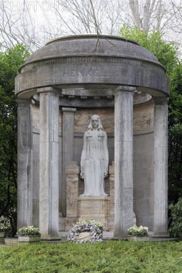Tomb of the Henkel family of industrialists in the form of a temple, sculpture by Karl Janssen,