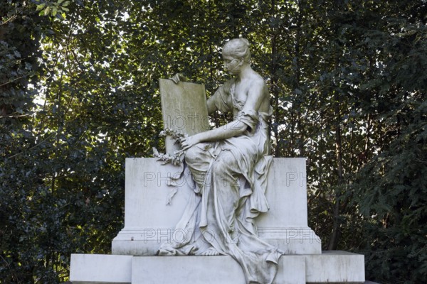 Historic grave of the Schulte family with marble sculpture by sculptor Friedrich Kühn, Eduard