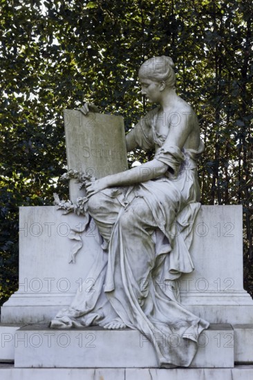 Historic grave of the Schulte family with marble sculpture by sculptor Friedrich Kühn, Eduard