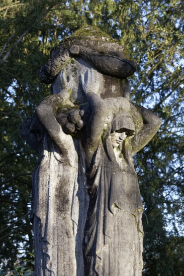 Tomb sculpture with female caryatids by Bldhauer Fritz Klimsch, Behrens grave site, Nordfriedhof