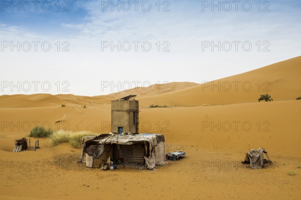 Traditional dwellings and sand dunes, near Merzouga, Meknès-Tafilalet region, Erg Chebbi, northern