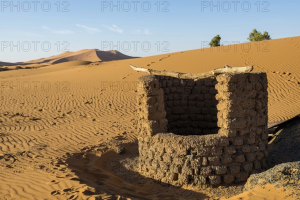 Fountains and sand dunes, near Merzouga, Meknès-Tafilalet region, Erg Chebbi, northern Sahara,