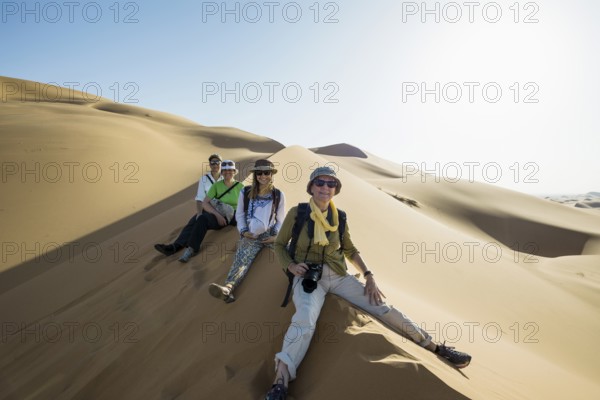 Tourist group in the desert, near Merzouga, Meknès-Tafilalet region, Erg Chebbi, northern Sahara,
