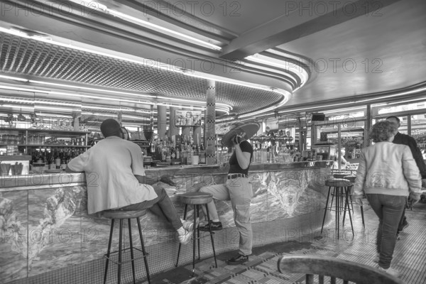 Café des Deux Moulins, location of the film The Fabulous World of Amélie, 15 Rue Lepic, black and