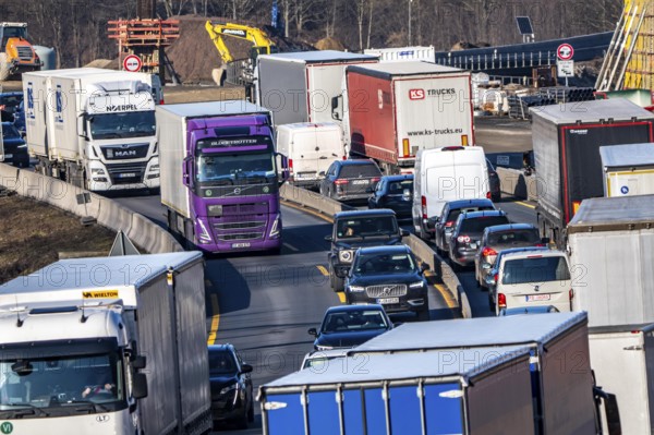 A3 motorway at the Duisburg-Kaiserberg interchange, constricted lanes, heavy traffic, complete
