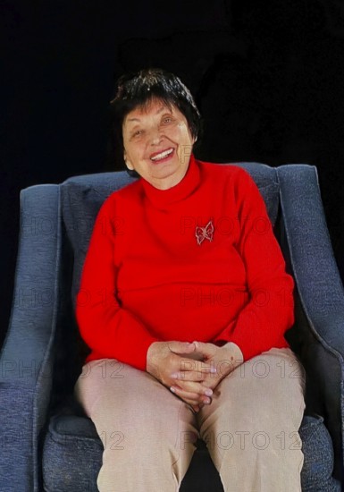 Hologram Theater Holo-Voices, communication with the eyewitness hologram by Inge Auerbacher,