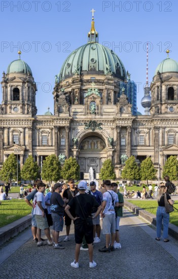 Young tourists in the Berlin Pleasure Garden, Berlin Cathedral, Berlin, Germany