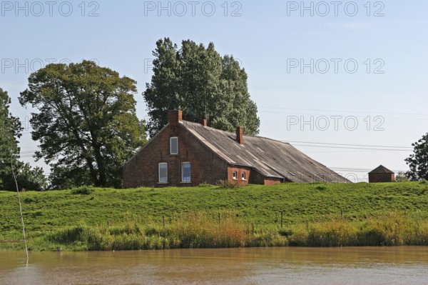 Farmhouse behind the river dike, Leda and Jümme catchment area, Leer district, Lower Saxony, East