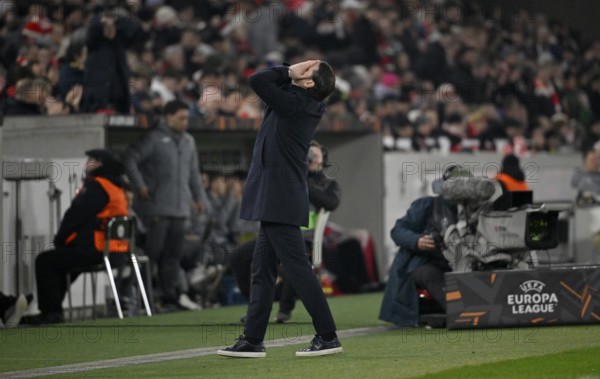 Coach Gerardo Seoane BSC Young Boys Bern on the sidelines disappointed gesture soccer, UEFA EUROPA