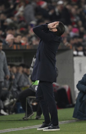 Coach Gerardo Seoane BSC Young Boys Bern on the sidelines disappointed gesture soccer, UEFA EUROPA