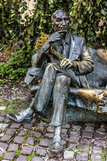 Bronze sculpture by sculptor Karol Badyna, Hero of the Second World War, Kazimierz Jewish Quarter,