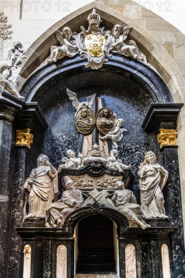 Tomb of Michal Korybut Wisniowiecki and Maria Eleonora Wisniowiecka, Wawel Cathedral, Coronation