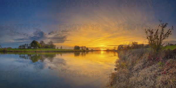 Intensive sunset on the Weser, Mahlen, Hassel, Nienburg, Lower Saxony, Germany