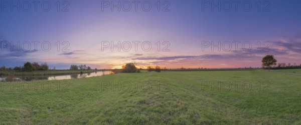 View along a protective dike on the Weser at sunset, Mahlen, Hassel, Nienburg, Lower Saxony,