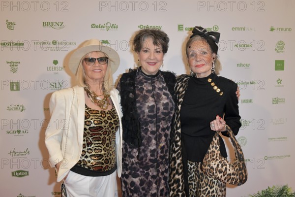 Rena Bilsbury (Les Humphries Singers), Helene Schneidern and Karin Gräfin Sassoli de Bianchi de