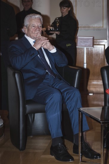 Joachim Gauck, former Federal President, in front of a dinner in honor of the Honorary Citizen of