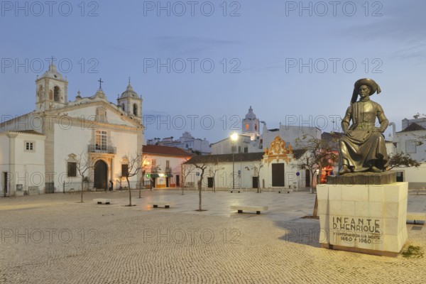 Church of Santa Maria ou da Misericordia and monument to Henry the Navigator at dusk, Praca Infante