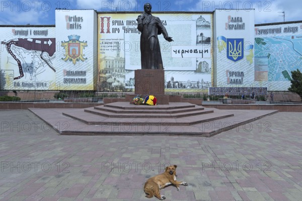 Memorial to Ukrainian national poet Taras Shevchenko, a dog lying down in front, Czernowicz,