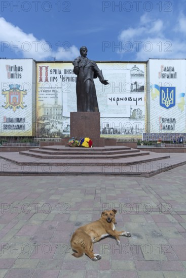 Memorial to Ukrainian national poet Taras Shevchenko, a dog lying down in front, Czernowicz,