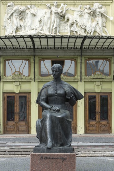 Statue of Ukrainian National Poet Olga Kobyljanska, in the back the Olha-Kobylianska Theatre,