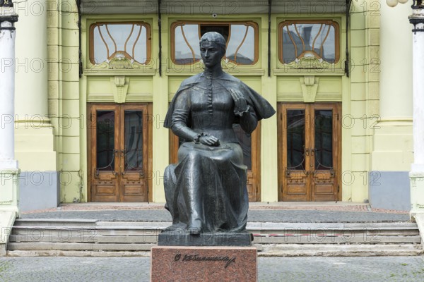 Statue of Ukrainian National Poet Olga Kobyljanska, in the back the Olha-Kobylianska Theatre,