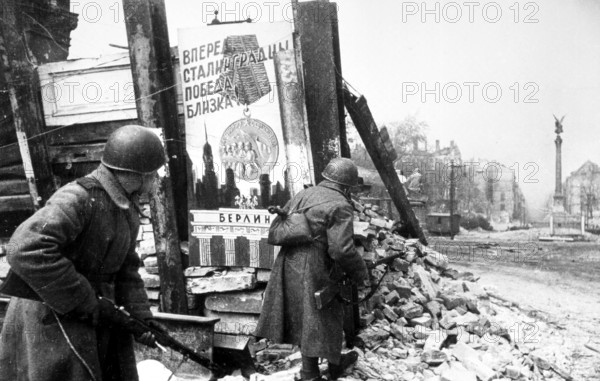 The Fall of Berlin, Strassenkampf am Halleschen Ufer, Berlin April, 1945, Germany
