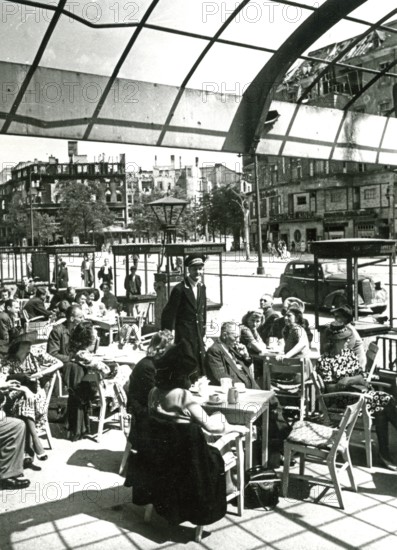 Life starts again, street coffee with guests on Kurfürstendamm, summer 1945, Berlin, Germany