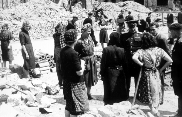 The city commander Bersarin talks with the rubble woman, civilians, clean-up work, June 1945,