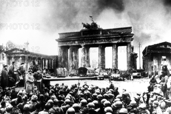 2.5.1945, the poet Yevgeny Aronovich Dolmatowski gives a speech for the Soviet soldiers in front of