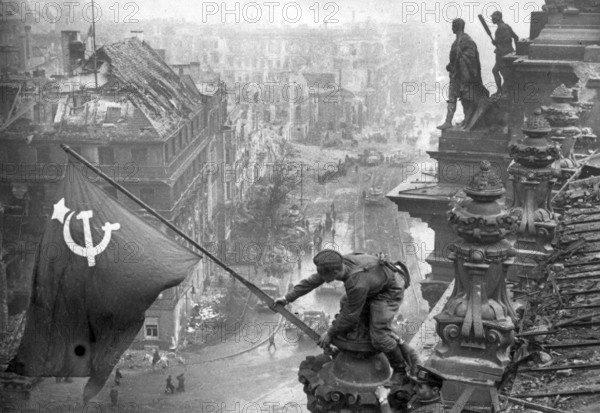 Auf dem Berliner Reichstag, 2. Mai 1945, drei sowjetische Soldaten hissen die Flagge der