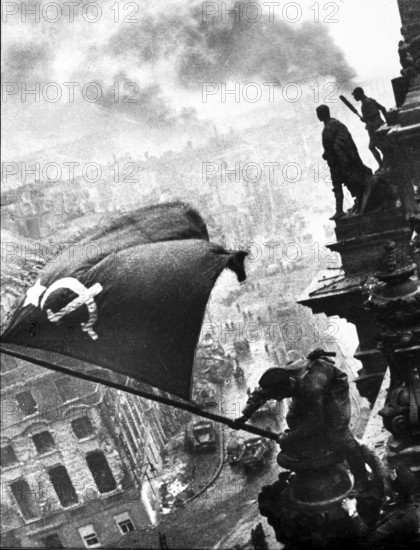 Auf dem Berliner Reichstag, 2. Mai 1945, drei sowjetische Soldaten hissen die Flagge der