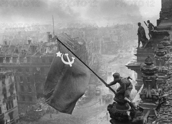 Auf dem Berliner Reichstag, 2. Mai 1945, drei sowjetische Soldaten hissen die Flagge der