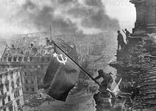 Auf dem Berliner Reichstag, 2. Mai 1945, drei sowjetische Soldaten hissen die Flagge der