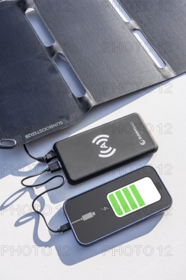Solar module for charging power banks, mobile phones, small, transportable, emergency preparedness