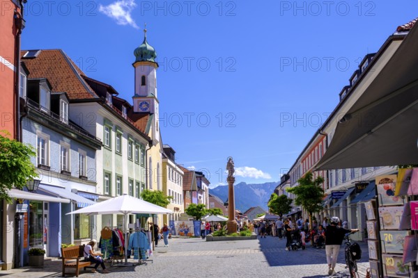 Obermarkt, Fußgängerzone, Marktstraße, mit Kirche Maria Hilf, Murnau, Upper Bavaria, Bavaria,