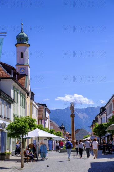 Obermarkt, Fußgängerzone, Marktstraße, mit Kirche Maria Hilf, Murnau, Upper Bavaria, Bavaria,