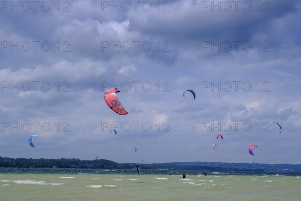 Surfer, Kite Surfer, Wind am Starnberger See, Ostseite, Fünfseenland, Upper Bavaria, Bavaria,
