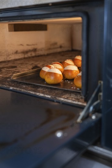 Round rolls baking in a commercial oven in the bakery, baking rolls, Haselstaller Hof, Gechingen,