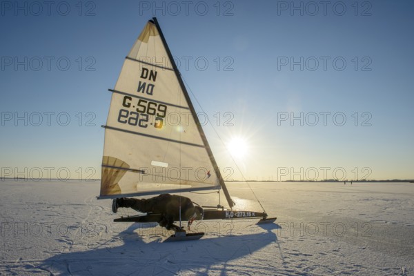 Ice sailor on the frozen Dümmer, Dümmer See, east shore north of Lembruch, with bright sun in
