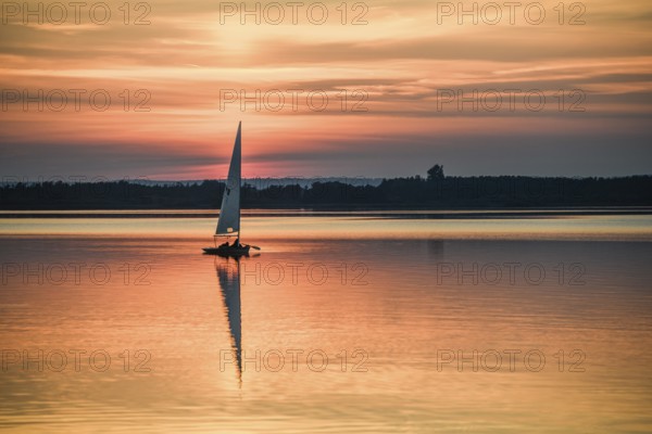 Single laser dinghy sailboat on quiet Dümmer See at vivid sunset, Lembruch, Dümmer See, Lower