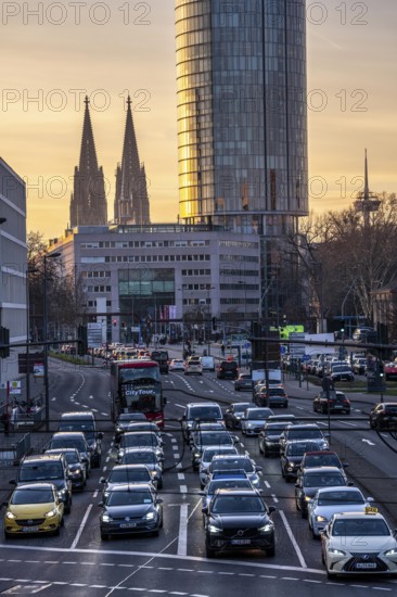City traffic in Cologne-Deutz, rush hour in the afternoon, Opladener Strassen, Cologne Cathedral,