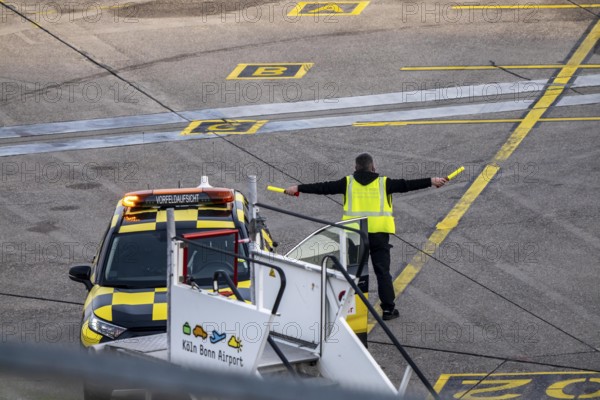 Instructor, apron supervision, an aircraft, after landing, at the parking position, at the