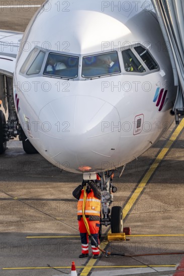 Ground crew installs ground power, power supply for the aircraft after stopping at the parking