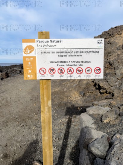 Guide on the Ruta de Litoral hiking trail through the southern volcanic fields of the Timanfaya