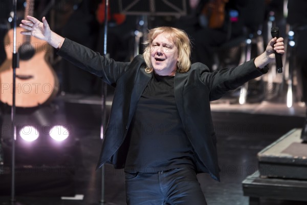 Tobias Künzel, singer of Die Prinzen live on Symphonica Tour together with the Thüringen