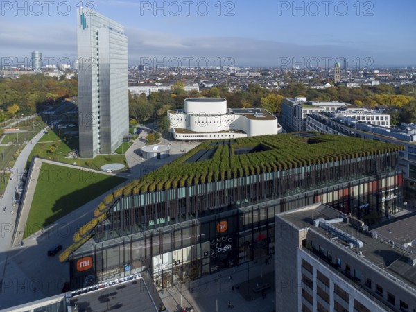 Gustaf-Gründgens-Platz with playhouse, three-disc house and Kö-Bogen-II greened with hornbeam