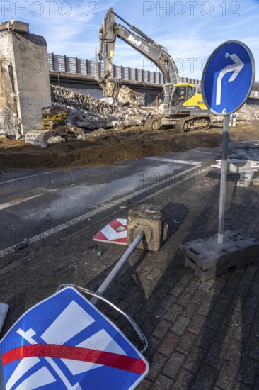 Demolition of the 120 meter long motorway bridge of the A516, across Teutoburger Straße in