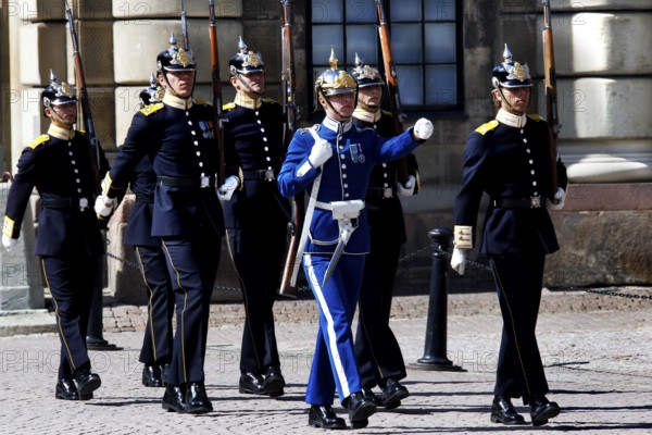 S Stockholm, Gamla Stan, Kungliga Slottet (royal castle), changing of the guard