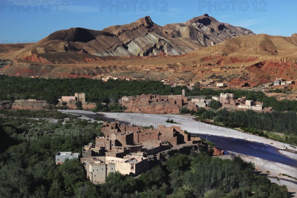 Extensive panorama of the Rose Valley with river, mountains and traditional construction, El Kelâa